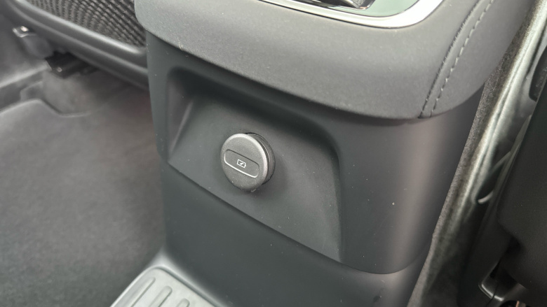 Volvo XC90 2.0 T8 PHEV Ultra Dark 5dr AWD Geartronic Estate